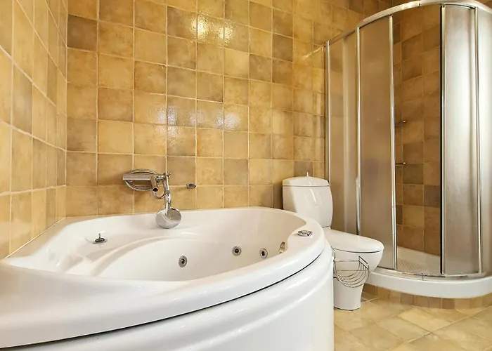 Victoria - 3 Bedroom With A Private Pool *