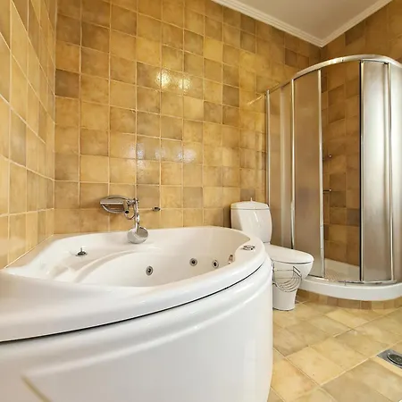 Victoria - 3 Bedroom With A Private Pool *