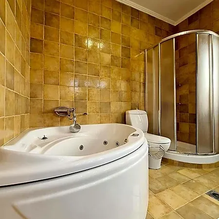 Victoria - 3 Bedroom With A Private Pool Willa