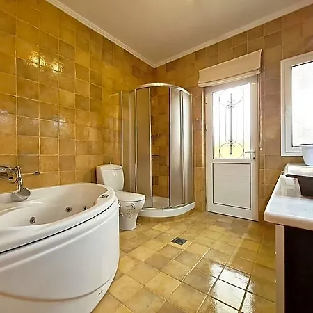 Villa Victoria - 3 Bedroom With A Private Pool *
